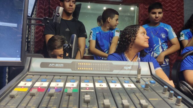 Alunos do 9º ano realizam primeira transmissão do Projeto RádioLab na Rádio Esperança FM